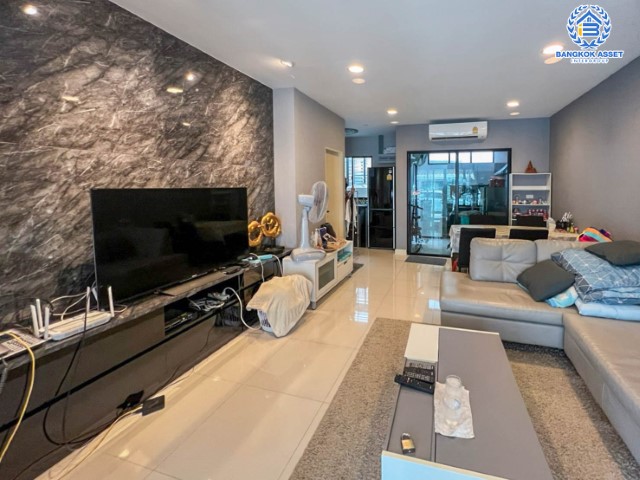 ทาวน์เฮ้าส์มือสอง ม.บ้านกลางเมือง นวมินทร์42 แบรนด์ AP เนื้อที่ 18.1 ตร.ว. มาพร้อมฟังก์ชัน 3 ห้องนอน 3 ห้องน้ำ 2 ที่จอดรถ แถมฟรี !!! เครื่องปรับอากาศ 4 เครื่อง และเครื่องทำน้ำอุ่น 2 เครื่อง สภาพแวดล้อมเยี่ยม ทำเลดีเชื่อมต่อ ถ.รามอินทรา, ถ.เกษตร-นวมินทร์ ใกล้รถไฟฟ้าสายสีชมพู "สถานีนพรัตน์" และทางด่วน ฉลองรัช…